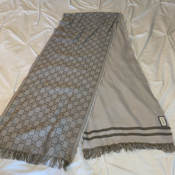 Authentic GUCCI double sided scarf - Picture 3 of 5